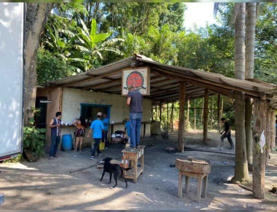 Colaborador transportando item volumoso sob custódia em área externa