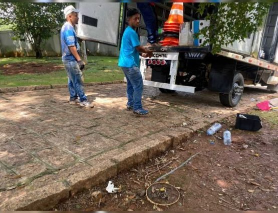 Instalação de sinalização em estrutura de cobertura