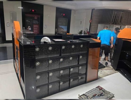Instalação de armários modulares de custódia em recepção